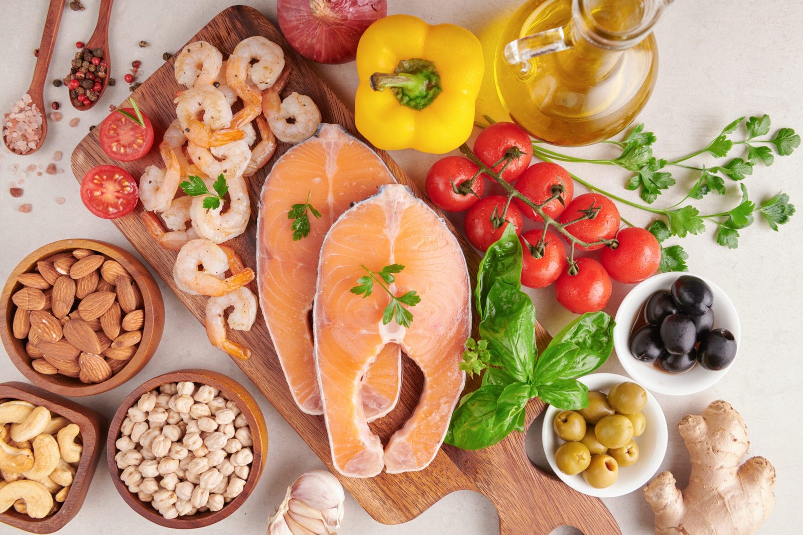 dieta nutritiva y balanceada con vitaminas, salmón y verduras mixtas.
